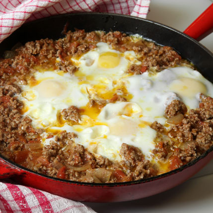 Pan with Mince, Tomato and Eggs